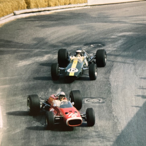 Dans les rues de Monaco, en bagarre avec Bruce MacLaren Dans les rues de Monaco, en bagarre avec Bruce MacLaren